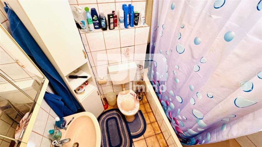 Modernisiertes Mehrfamilienhaus mit 8 Wohneinheiten und 2 Gewerbeflächen - Badezimmer / Wanne WE2